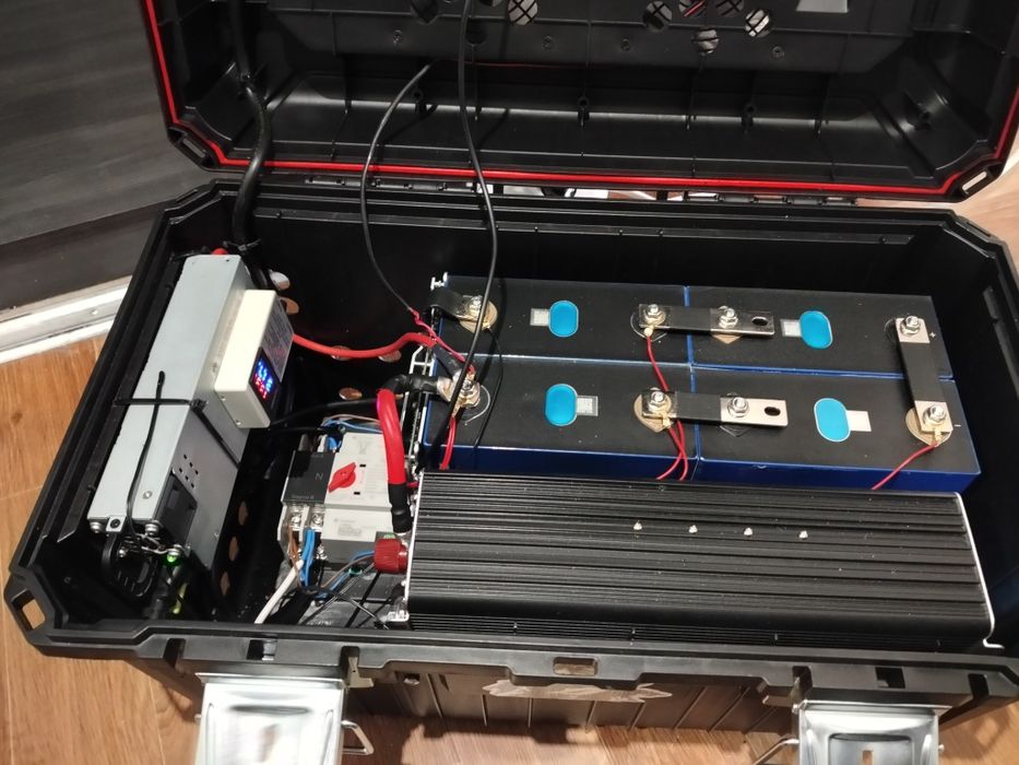 качественная зарядная станция. источник бесперебойного питания