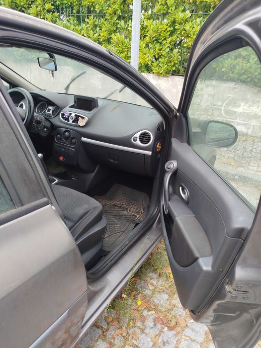 Renault Clio 2010 1.2 Gasolina para peças, abate ou para ser reparada a junta e radiador – 500€ negociáveis | Viseu