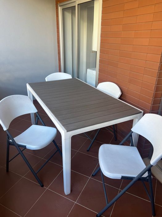 Mesa de jardim e 4 cadeiras