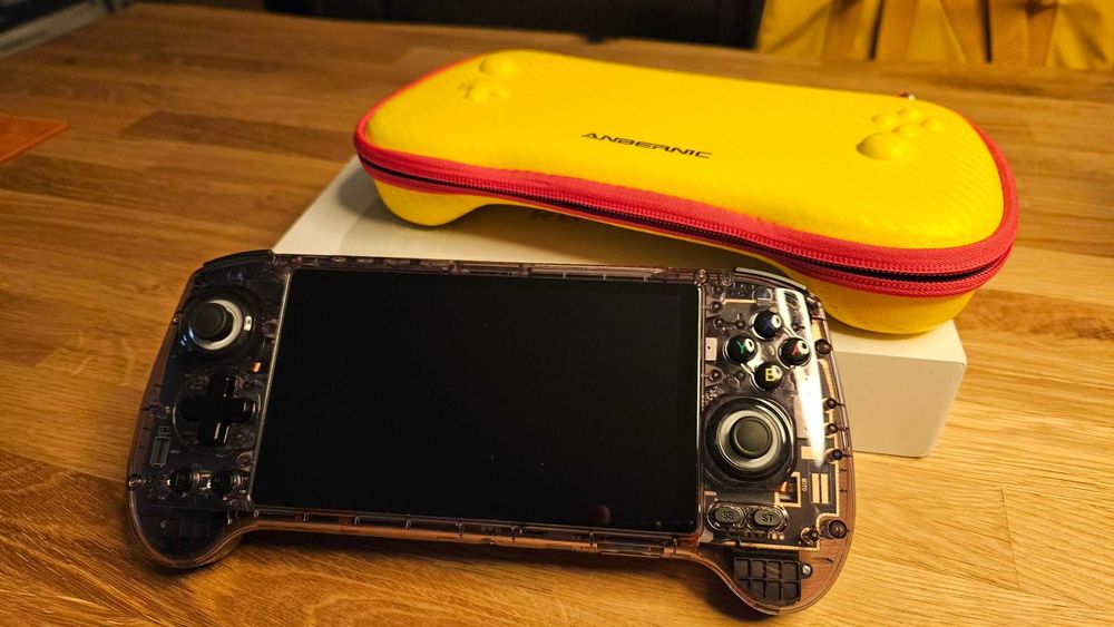 ANBERNIC RG557 + karta 256GB + etui - idealna