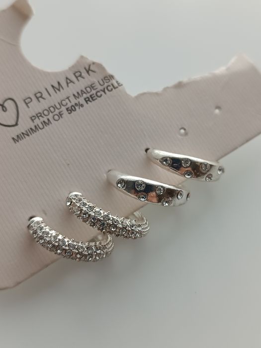 Zestaw dwóch par srebrnych małych okrągłych kolczyków z kamieniami