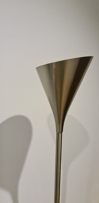 Srebrna lampa stojąca