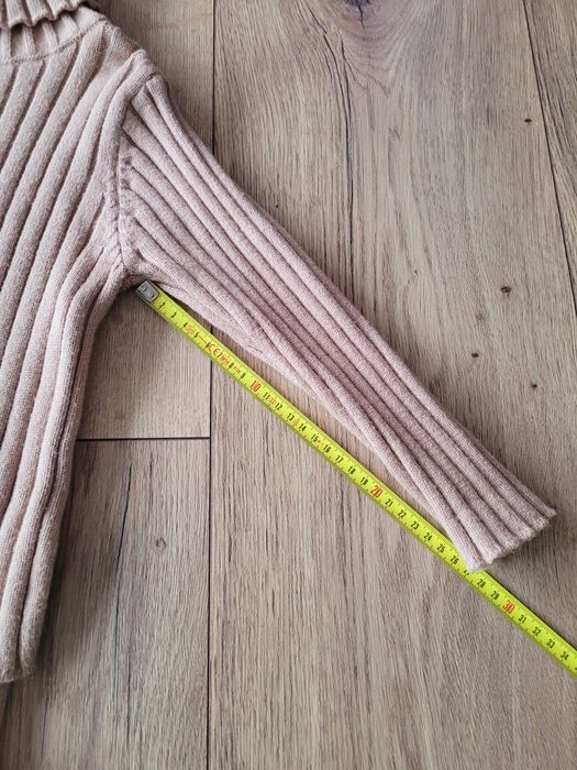 Beżowy sweterek dziewczęcy z golfem, długi , tunika