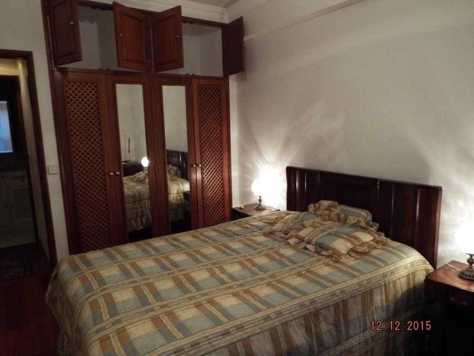 Mobília de quarto de linhas sobrias