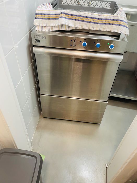 Móveis e equipamentos de restauração como
