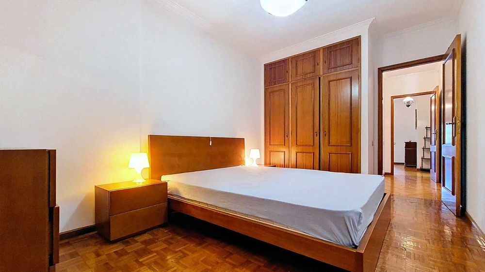 Arrenda-se T2 com garagem, perto da praia!