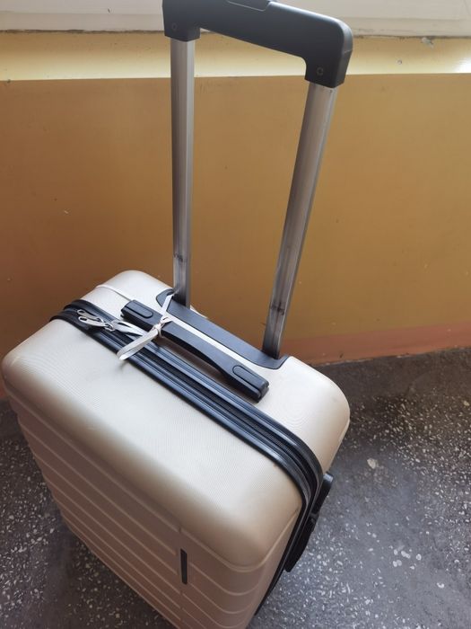 duża walizka rozsuwana rączka
