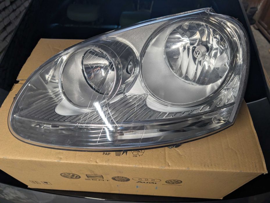 VW Golf V lampy reflektory OE 1K6941005P 1K6941006P KPL