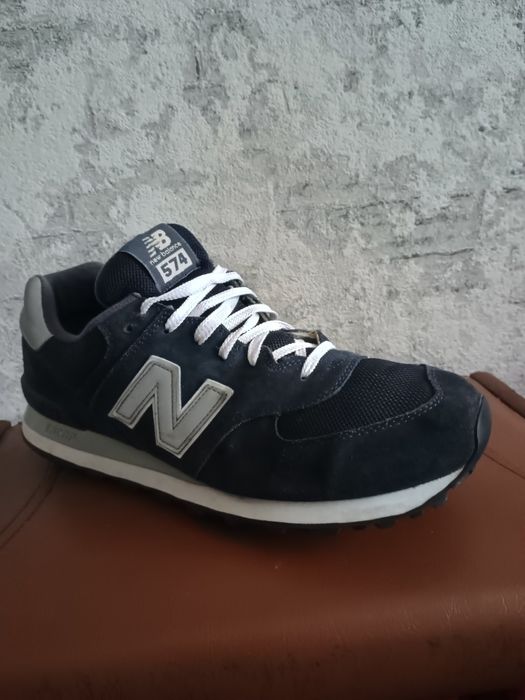 Кросівки New Balance 574 темно-синього кольору з замшевими  вставками.