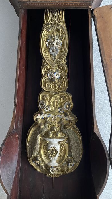 Relógio de pé antigo