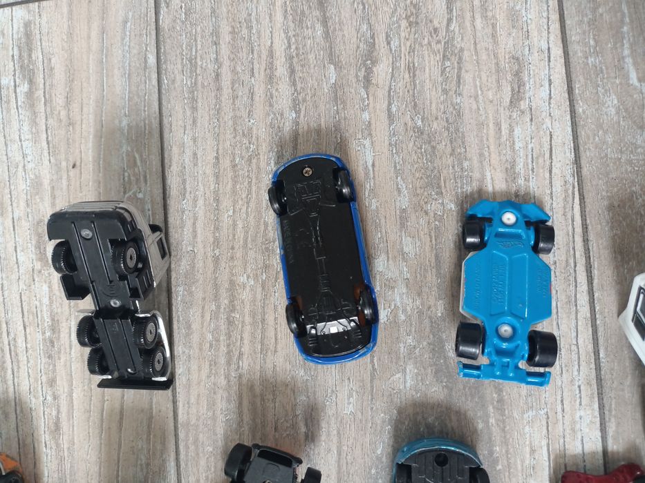 Zestaw 12 aut metalowych hot wheels welly