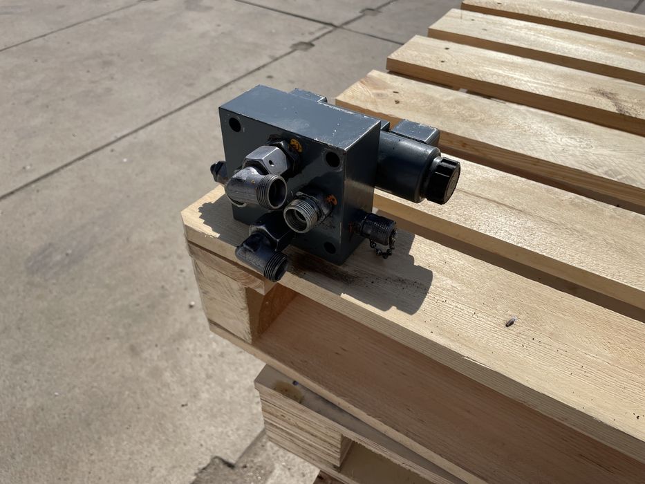 Zawór kierunkowy hydrauliczny liebherr r906 koparka gąsienicowa