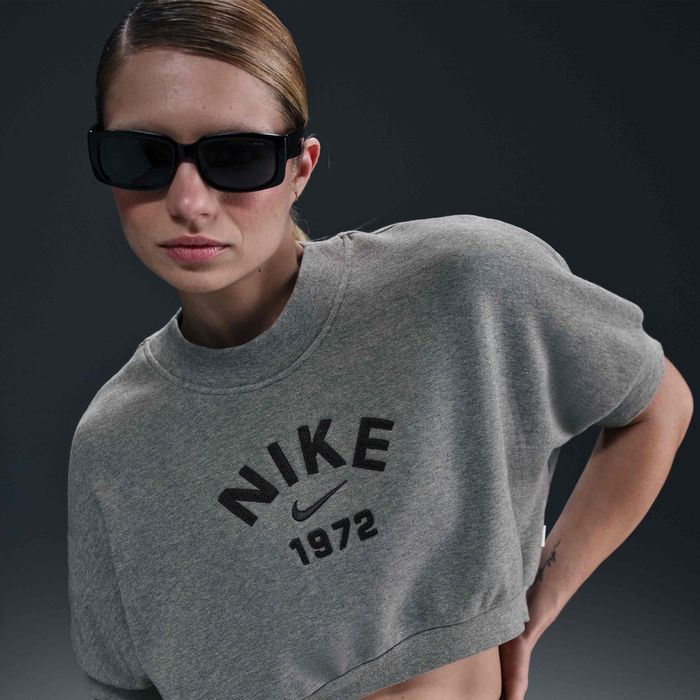Nike Sportswear - жіночий кроп-топ на S р.