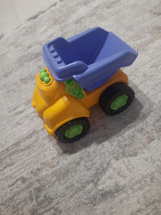 Продам трактор і грузовичок