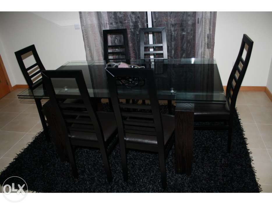 Mesa em vidro e cadeiras