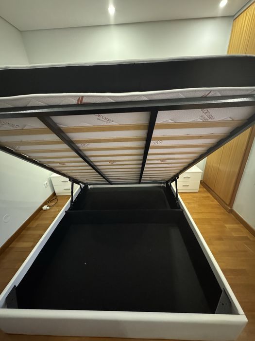 Cama casal sommier e mesa de cabeceiras
