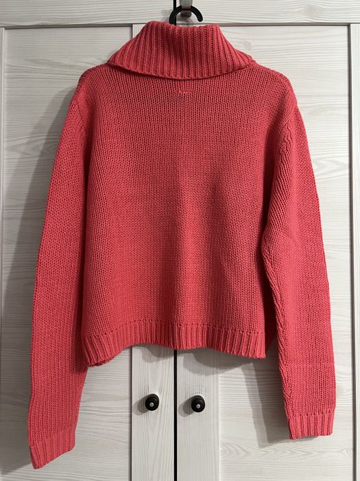 Neonowo różowy sweter z golfem