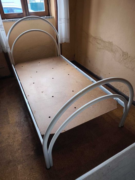 Cama de solteiro em ferro