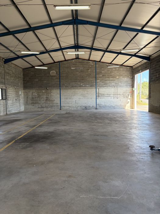 Armazém com Licença de Utilização para  comérçio, serviços e Industria