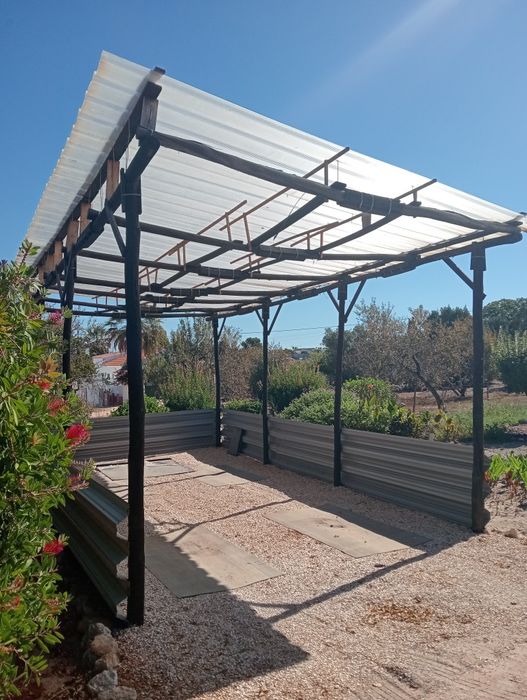 Vendo Telheiro de Madeira com Cobertura Translúcida  8 x 4 m — 32 m².