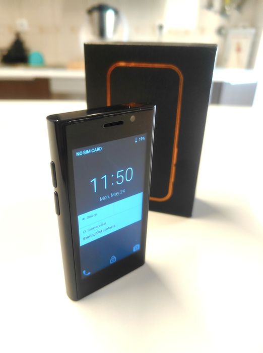 World's Smallest Mobile Phone, with Screen Protector and Protective Case64564135053441123