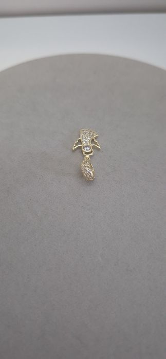 Złoty charms do bransoletki typu Pandora aniołek ,białe cyrkonie