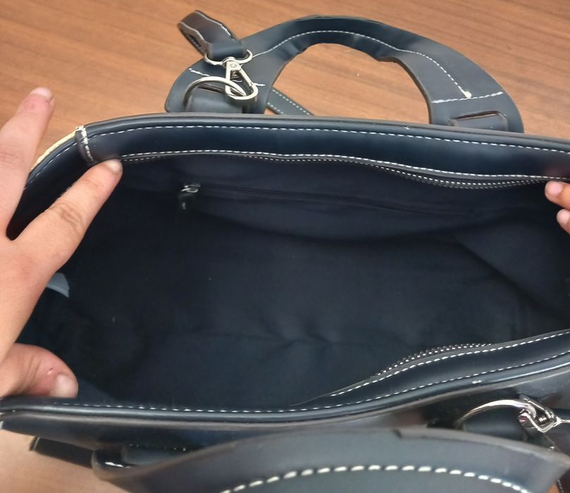 Mala de senhora azul.