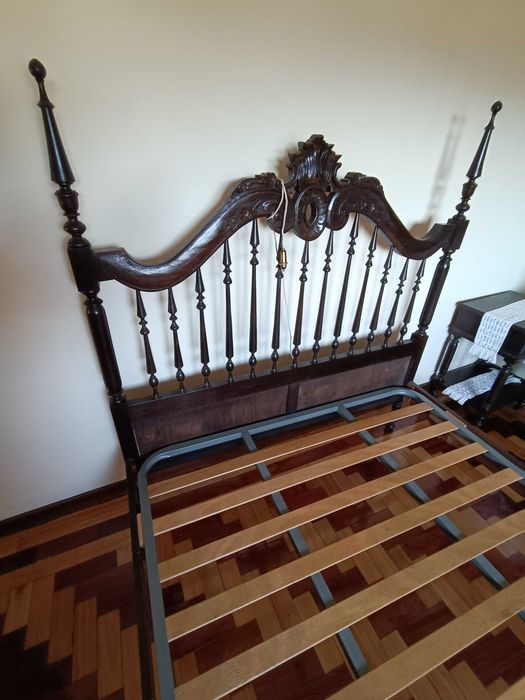 Quarto em madeira maciça estilo antigo