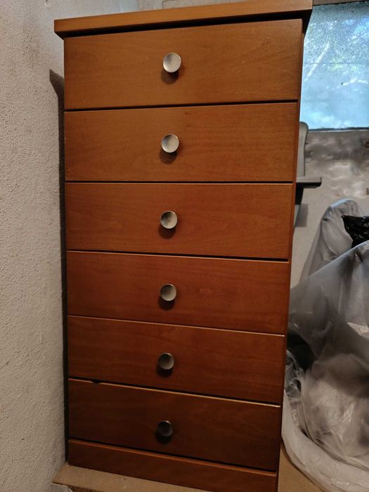 Cômoda de 6 gavetas em madeira.