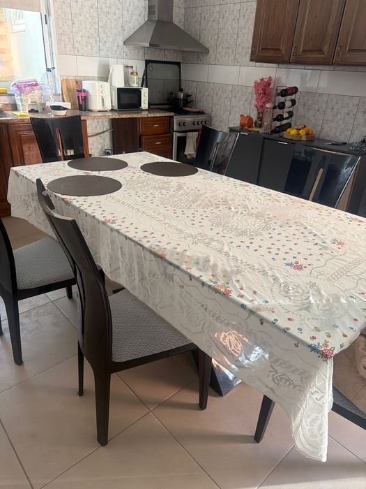 Mesa de vidro com 6 cadeiras nas medidas 2x1
