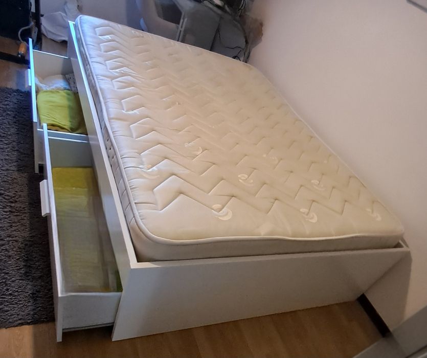 Cama de casal, com colchão, cor branca da marca Brimnes