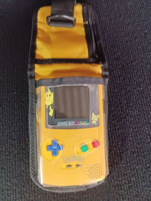 Game Boy color versão pikatchu