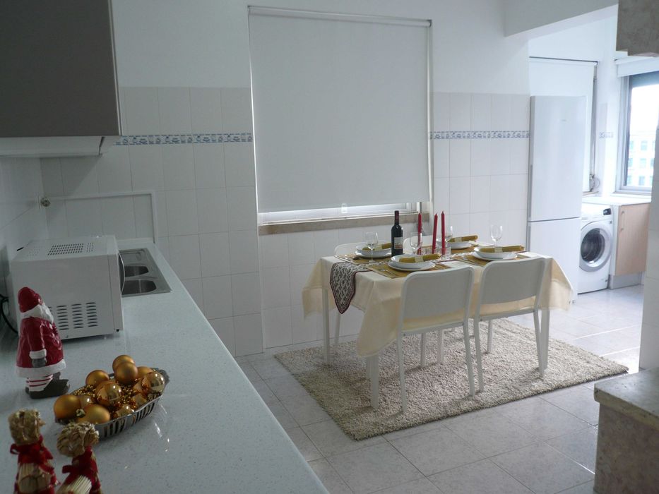 Quarto individual junto METRO Marques Pombal e Amoreiras