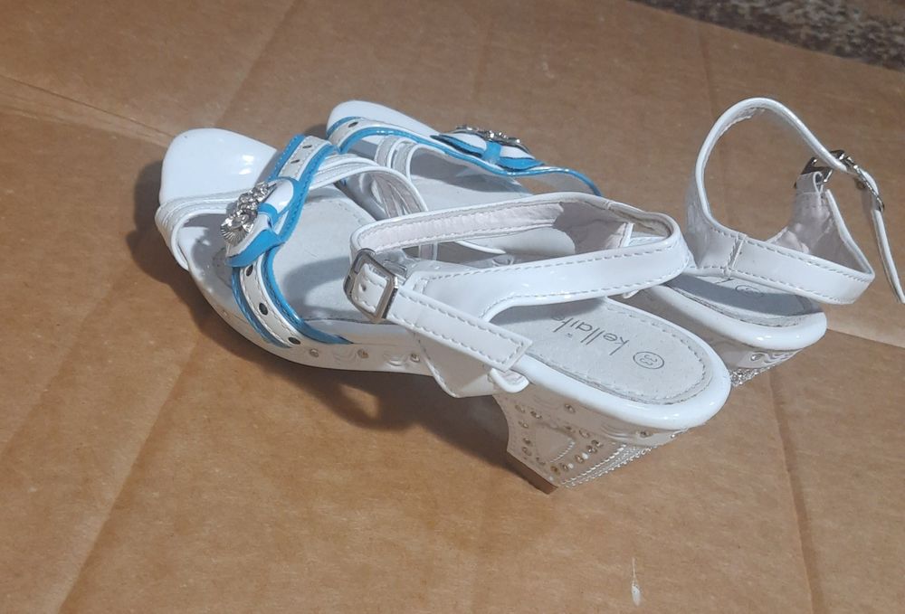 Босоніжки білі з бантиком