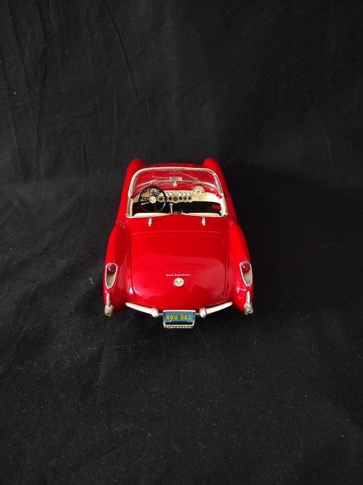 Miniatura escala 1:18 Chevrolet Corvette