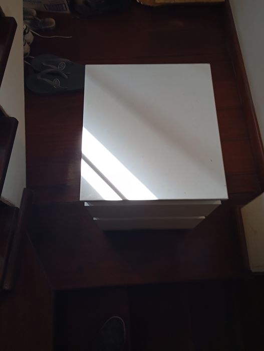 Cómoda branca com 2 gavetas