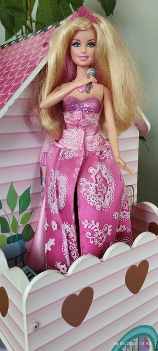 Drewniany domek dla lalek i Barbie z akcesoriami