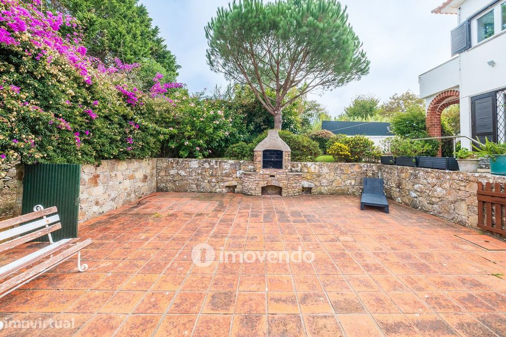 Quinta isolada T3+1 com áreas amplas e terreno de 2022m², em Colares