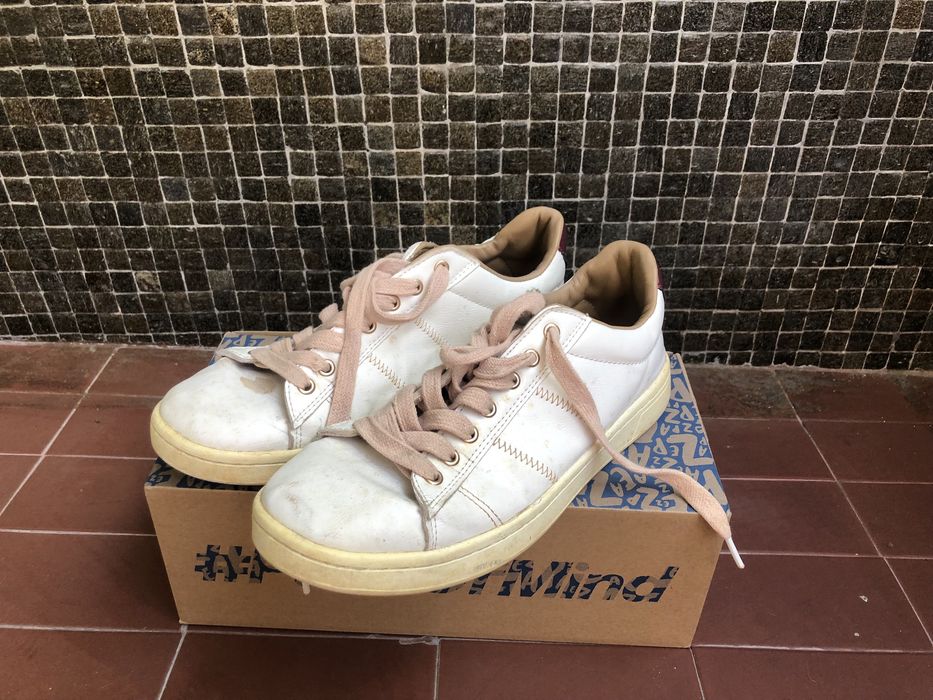 Sapatilhas brancas e cordoes rosa