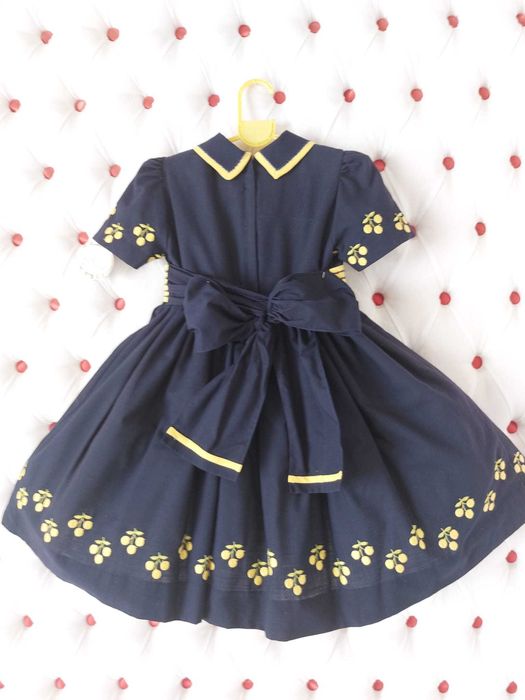 Vestido novo festa 4anos azul escuro e amarelo, com bordados