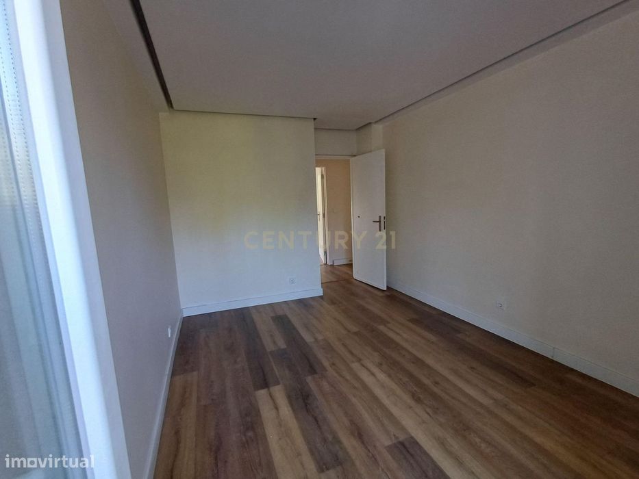 Apartamento T4 remodelado e com varandas frente ao Spacio Shopping dos