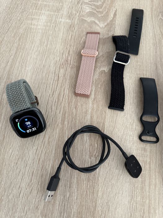Fitbit Versa 4 + 3 pulseiras - Avariado