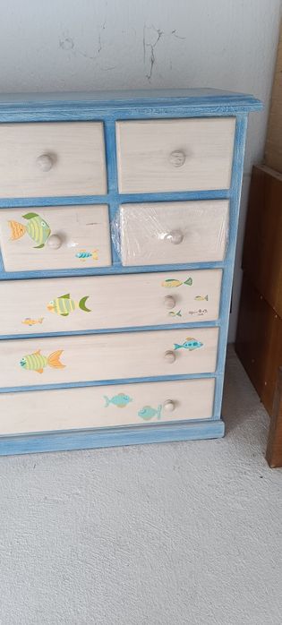 Cómoda de madeira maciça pintada à mão