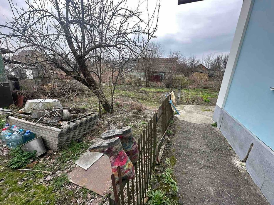 Частина будинку з власним входом, супер локація, мінімальне оформлення