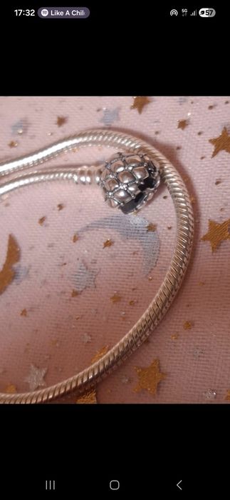 Pulseira prateada para berloques