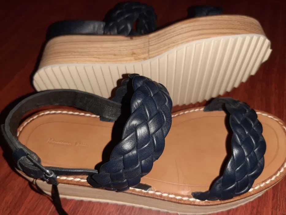 Sandálias em pele azul-marinho entrelaçada_ Novas