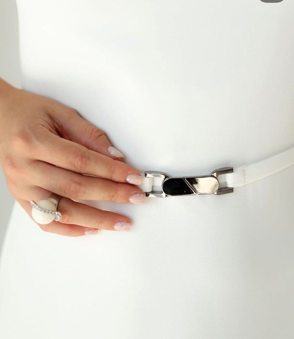 Біла довга сукня