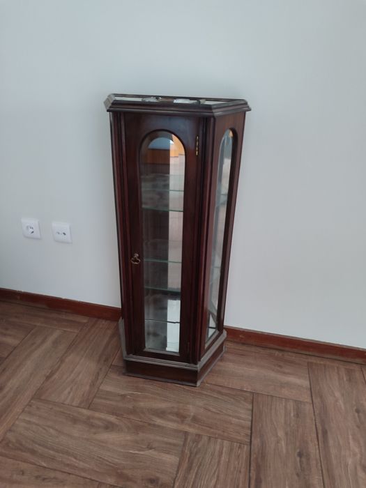 Cristaleira de madeira com portas de vidro