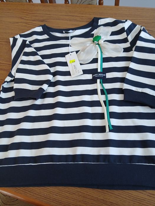 Bluzka damska w paski.