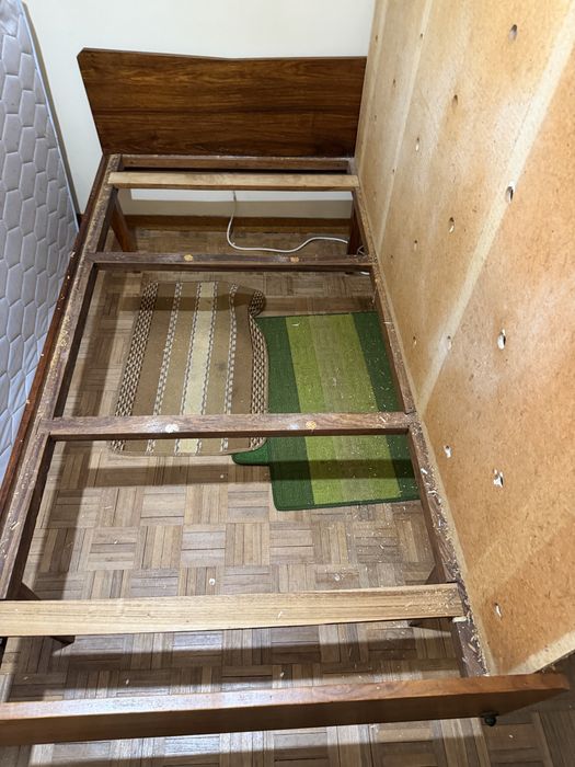 Cama de madeira maciça com colchão ortopédico